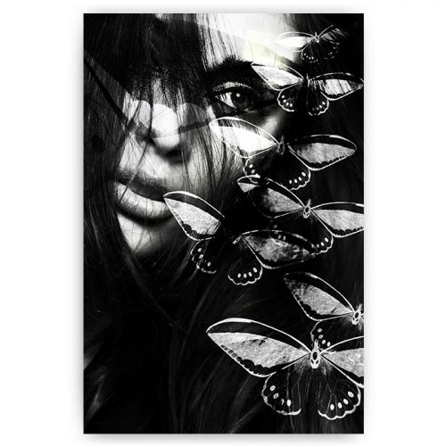 vrouw gezicht met vlinders zwart wit